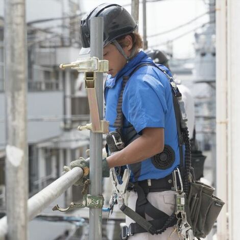 手すりを確認する職人